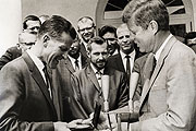 Verleihung der Hubbard Medaille durch John F. Kennedy an Norman Dyhrenfurth (Foto. Veranstalter)